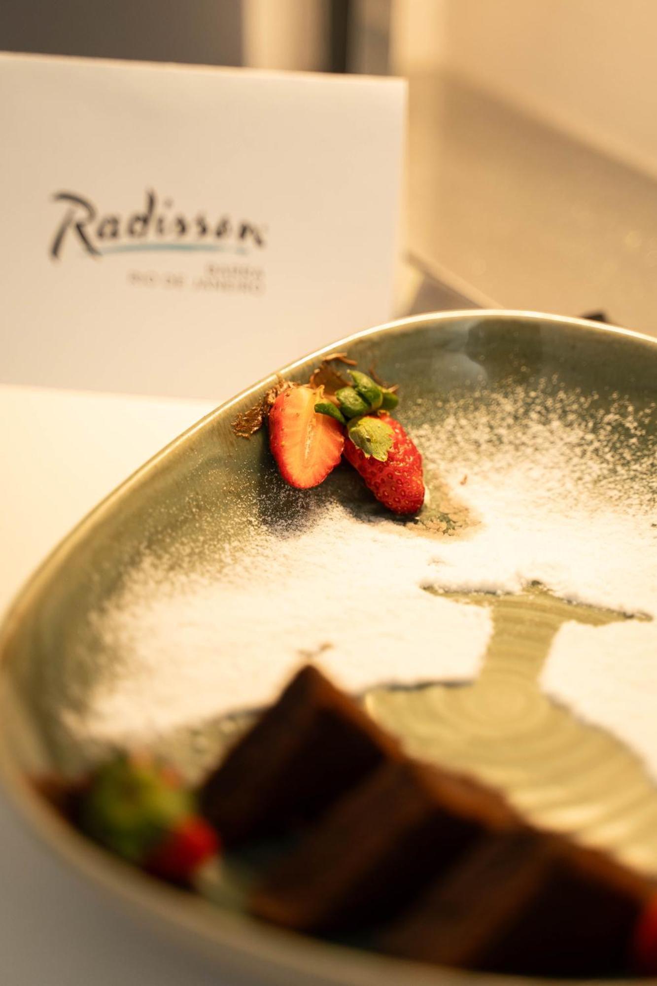 Hotel Radisson Rio De Janeiro Barra Zewnętrze zdjęcie A dessert at the restaurant