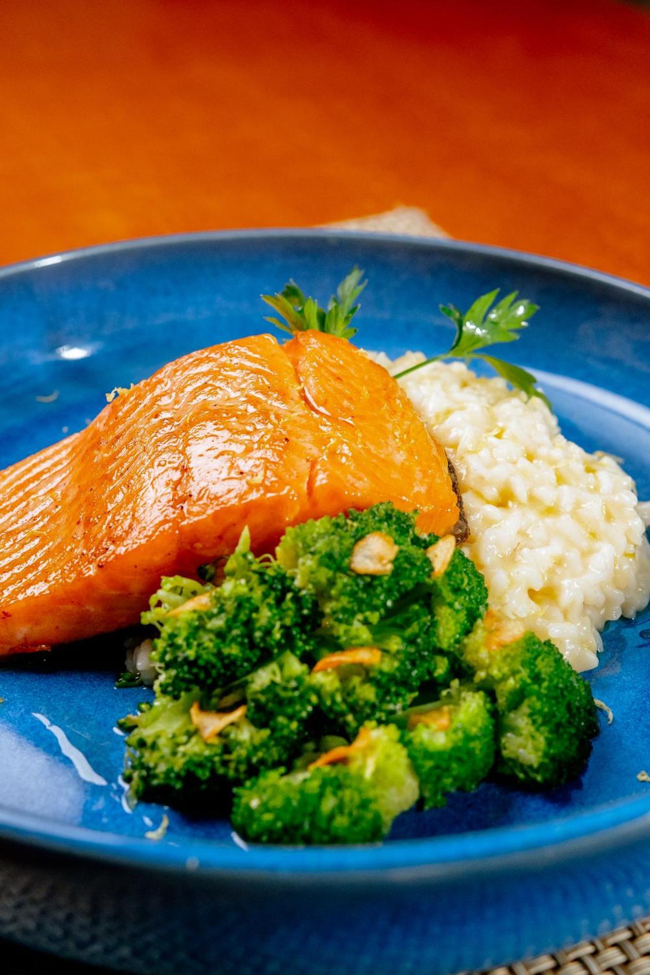 Hotel Radisson Rio De Janeiro Barra Zewnętrze zdjęcie Salmon with mashed potatoes and broccoli