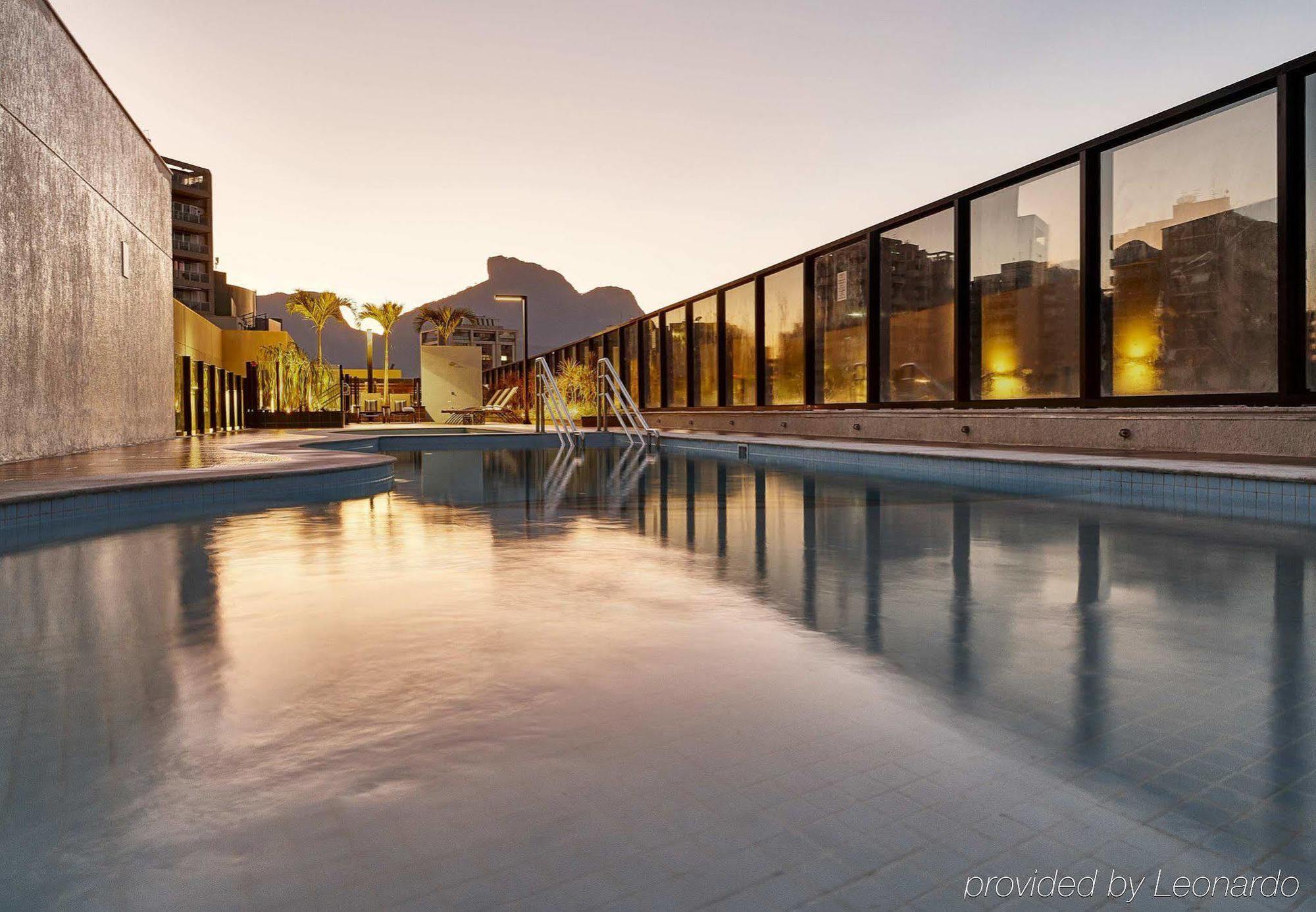 Hotel Radisson Rio De Janeiro Barra Zewnętrze zdjęcie The rooftop pool at the hotel