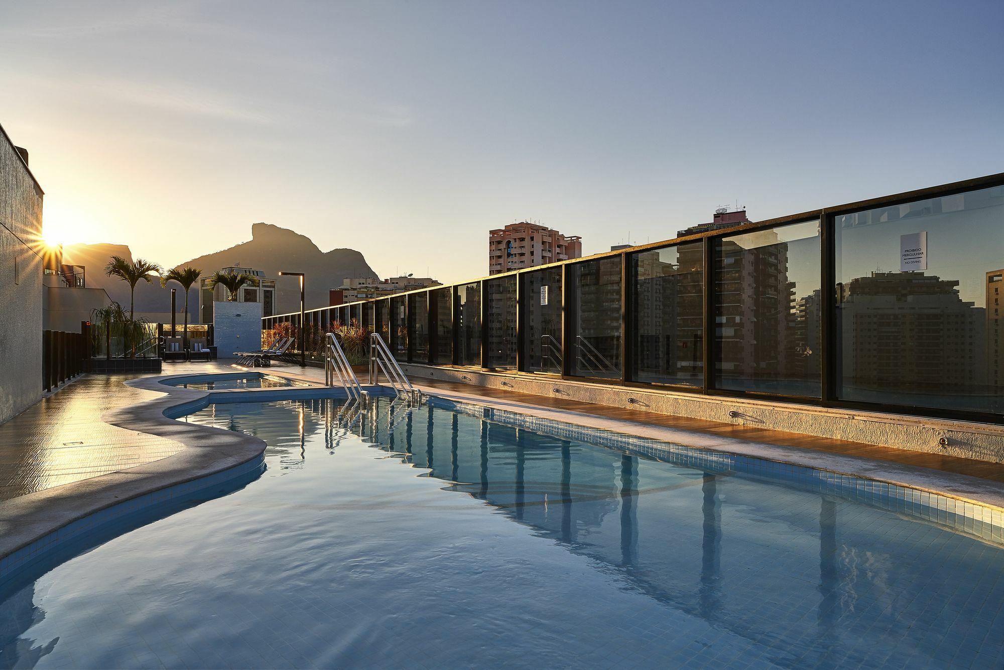 Hotel Radisson Rio De Janeiro Barra Zewnętrze zdjęcie The rooftop pool at the hotel